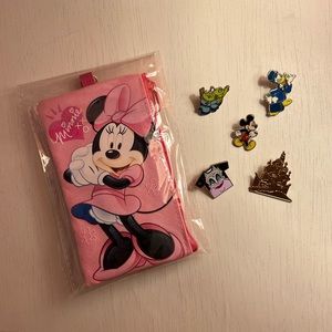 Minnie Mouse Lanyard and Mystery Pin Set of 5